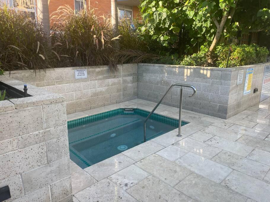 Apartment Burleigh 1 Bed Location *