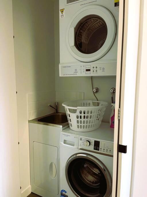 Burleigh 1 Bed Location Apartment *