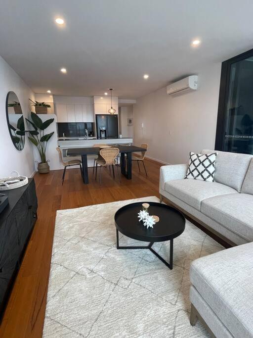 Burleigh 1 Bed Location Apartment *