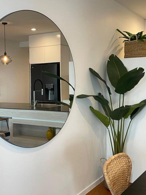 Burleigh 1 Bed Location Apartment *